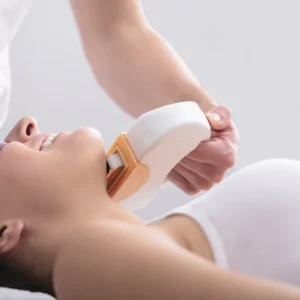 Depilación láser en cuello y axila en mujer con equipo profesional especializado