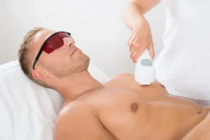 Depilación láser en cuello y pecho en hombre con tecnología profesional