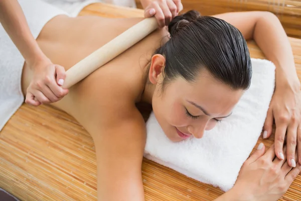 Bambuterapia masaje de espalda con cañas de bambú para relajación