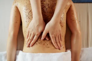Masaje relajante en espalda con exfoliante — masaje circulatorio y drenaje post quirúrgico