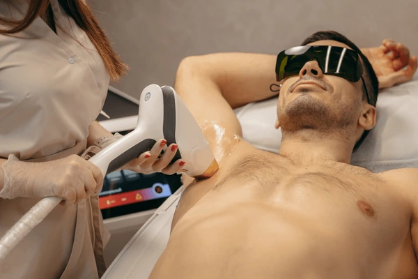 Depilación láser de cuerpo completo en hombre, tratamiento en zona de torso y pecho