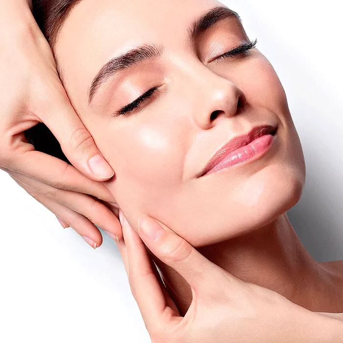 Tratamiento de higiene facial profesional para limpiar y rejuvenecer la piel