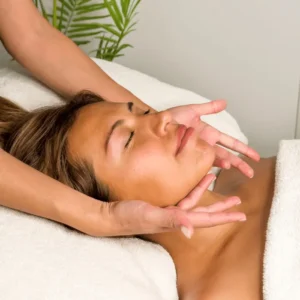 Masaje Kobido facial en mujer con técnica japonesa tradicional en ambiente de spa