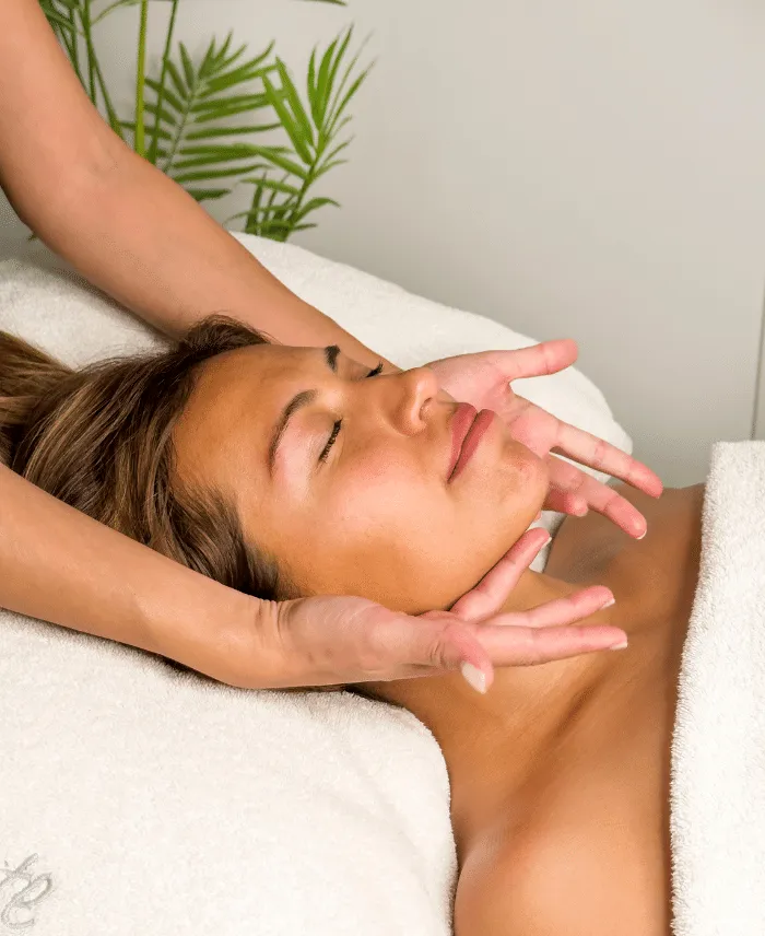 Masaje Kobido facial en mujer con técnica japonesa tradicional en ambiente de spa