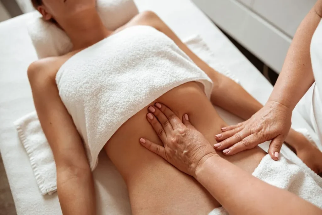 Drenaje linfático post quirúrgico en abdomen y cintura de mujer con técnicas especializadas