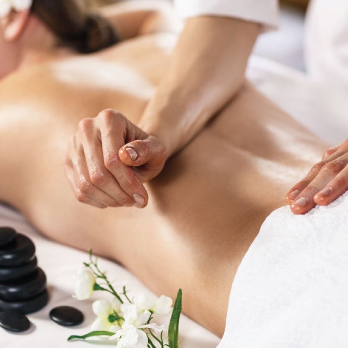terapeuta aplicando tratamiento remodelante corporal con técnica de masaje manual en espalda para reducir medidas y tonificar tejidos