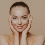 mujer sonriente con rostro luminoso y piel renovada mostrando resultado exitoso de peeling facial profesional en Murcia