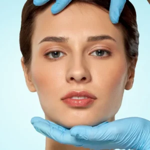 mujer mostrando rostro con piel firme y rejuvenecida tras peeling facial en Murcia, tocando zona del contorno facial con resultado visible