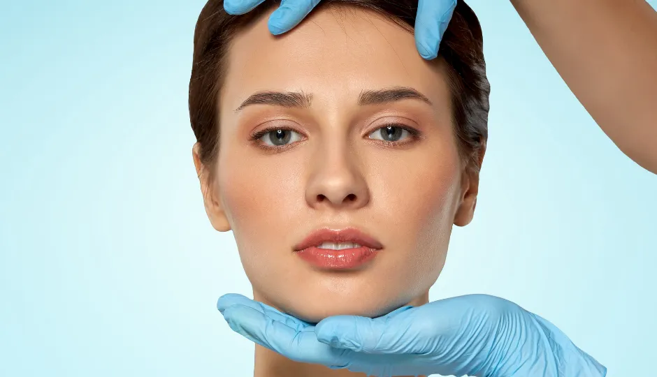 mujer mostrando rostro con piel firme y rejuvenecida tras peeling facial en Murcia, tocando zona del contorno facial con resultado visible