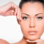 mujer mostrando rostro con piel firme y rejuvenecida tras peeling facial en Murcia, tocando zona del contorno facial con resultado visible
