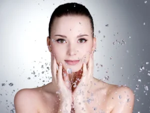 mujer con rostro radiante y luminoso mostrando resultado de tratamiento glow facial con piel hidratada y resplandeciente