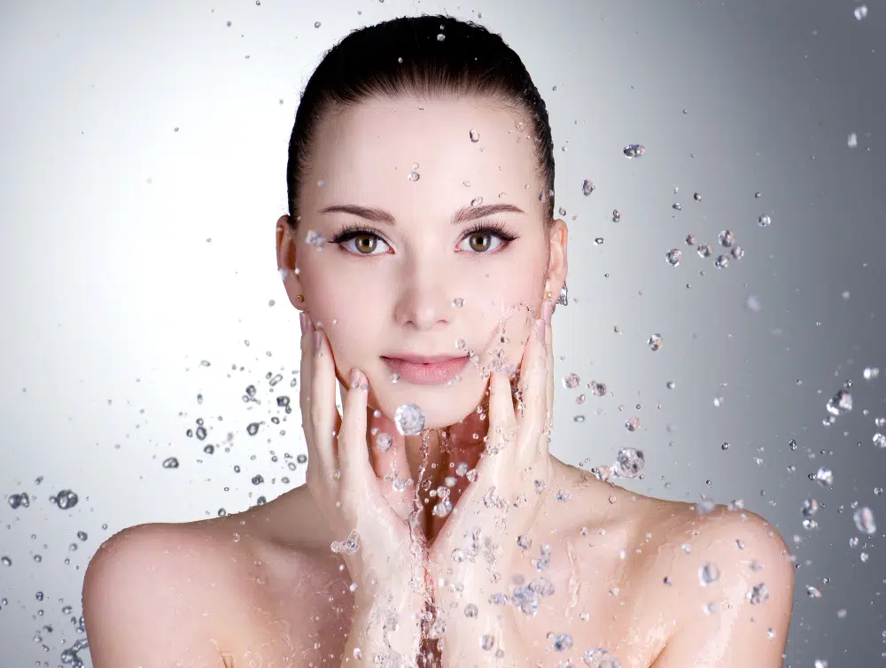 mujer con rostro radiante y luminoso mostrando resultado de tratamiento glow facial con piel hidratada y resplandeciente