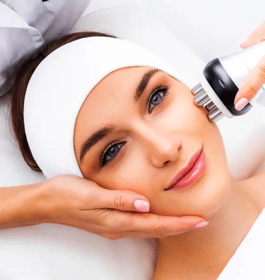 Tratamiento HIFU facial en mujer para lifting y rejuvenecimiento con ultrasonido