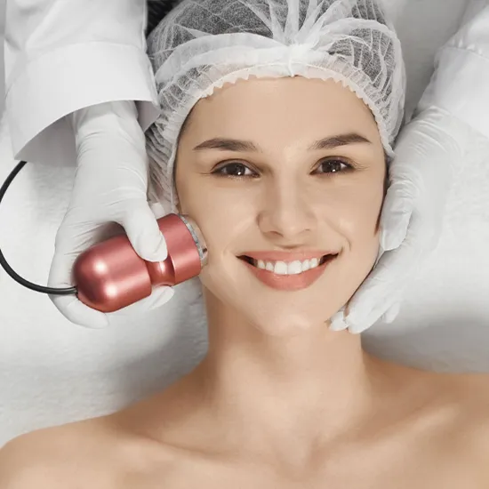 Tratamiento HIFU facial en mujer con equipo profesional de ultrasonido focalizado
