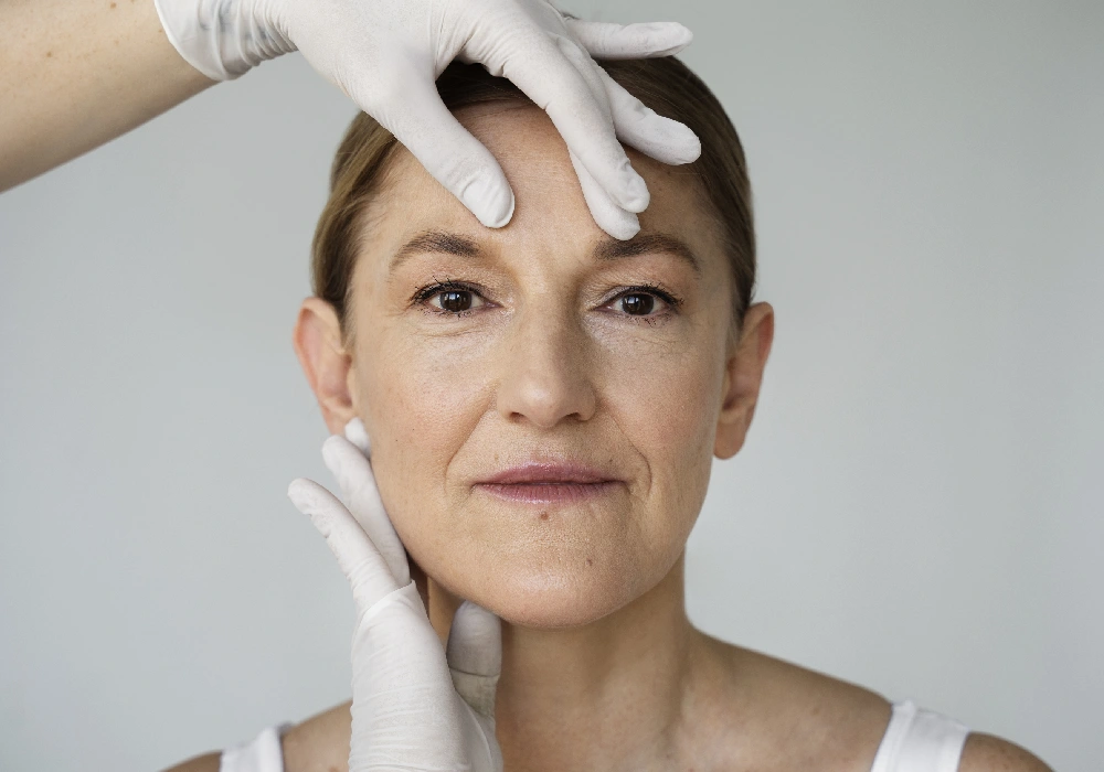 Higiene facial con exfoliación y masaje relajante