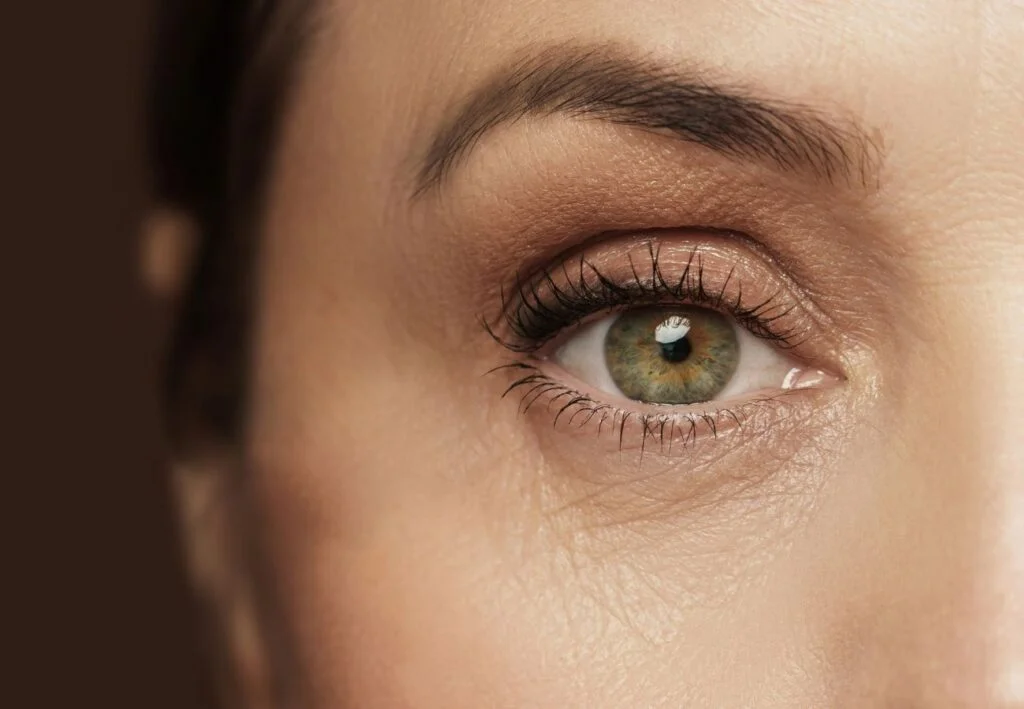 Terapia fotobiodinámica en mujer para tratamiento facial y dermatológico profesional