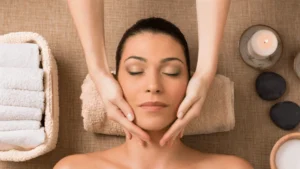 Tratamiento de higiene facial con masaje relajante para rejuvenecer la piel