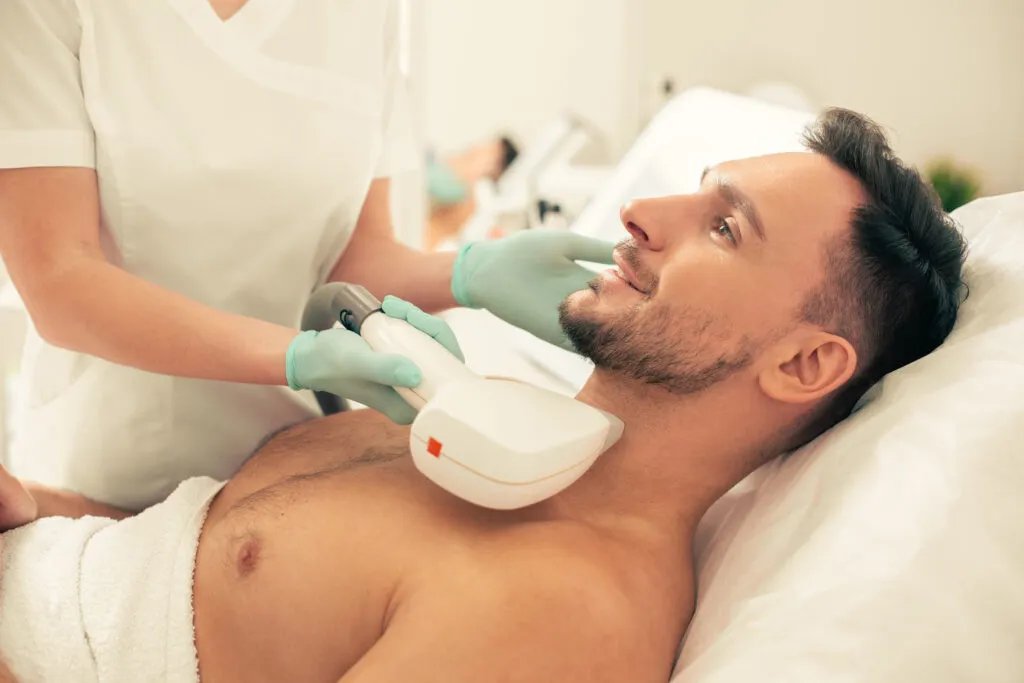 Depilación láser en cuello lateral en hombre con equipo profesional avanzado