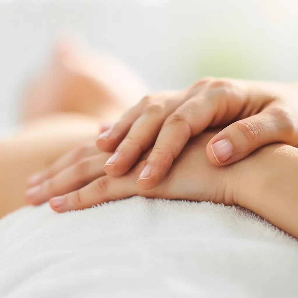 Tratamiento láser diodo en manos para hombres y mujeres