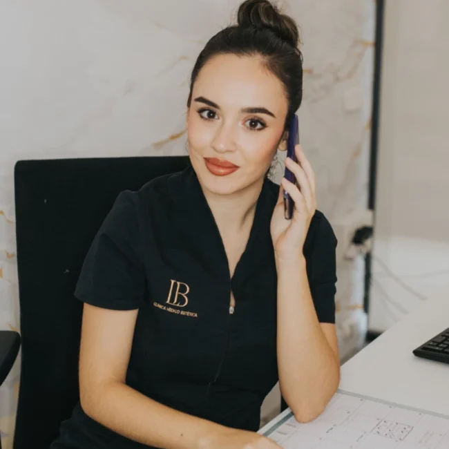 Doctora atendiendo consulta telefónica en clínica estética Murcia