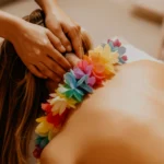 Terapia relajante de masaje Lomi Lomi para reducir estrés y tensión muscular.