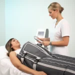 Aplicación de presoterapia en piernas para aliviar sensación de pesadez y mejorar circulación.