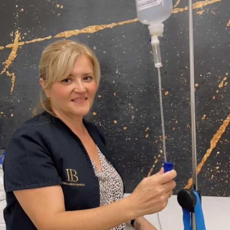 Enfermera realizando cuidados en clínica estética Murcia con equipo médico