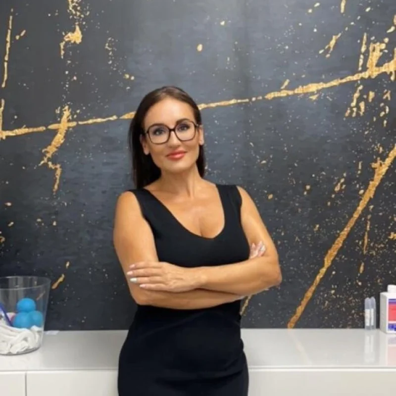 Directora de la clínica estética Murcia posando con brazos cruzados