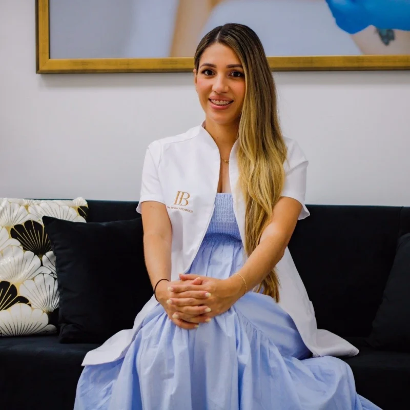 Médico estético de la clínica estética Murcia posando en sala de consulta